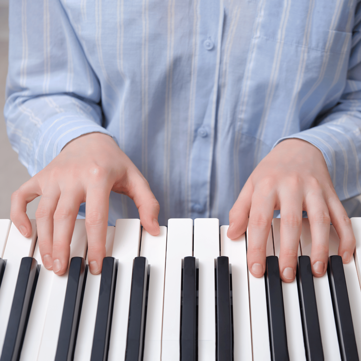 tocar el piano con ambas manos